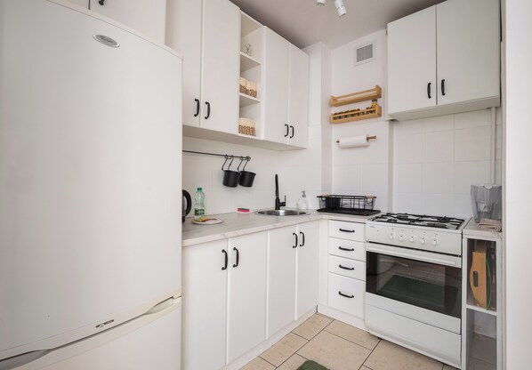 Fridge, oven, stovetop, coffee/tea maker