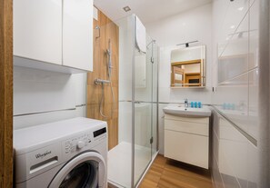 Shower, hair dryer, towels
