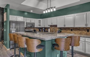 Fridge, microwave, oven, stovetop - Rich, Relaxing, Retreat: Game Room + Roof Deck (Flagstaff)
