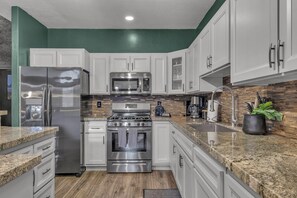 Réfrigérateur, four à micro-ondes, un four, surface de cuisson