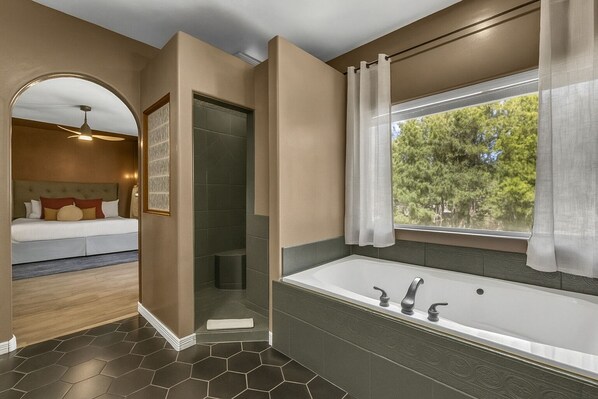 Towels, soap, toilet paper - Rich, Relaxing, Retreat: Game Room + Roof Deck (Flagstaff)