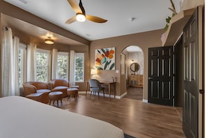 3 chambres, bureau, fer et planche à repasser, lit de bébé portatif