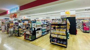 Ein gut beleuchteter Supermarkt mit deutlicher Beschilderung, übersichtlichen Gängen und einer großen Auswahl an Produkten.