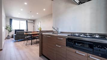 Frigorífic, microones, placa de cuina i trona