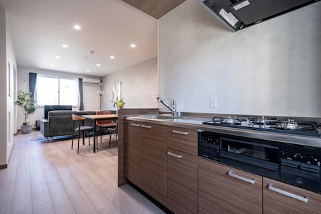 Refrigerador, microondas, placa de cocina, silla alta para bebés