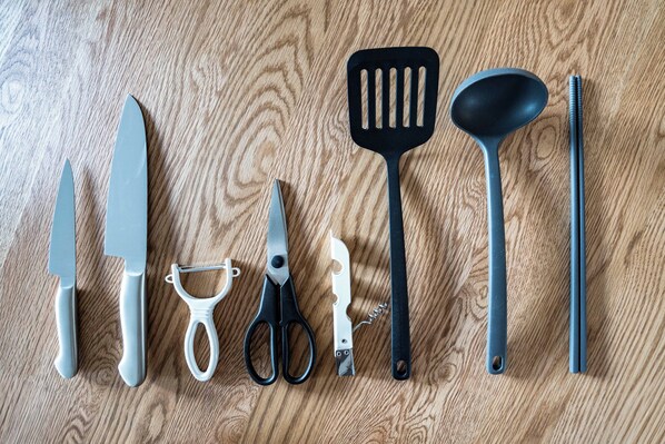 Un juego de utensilios de cocina sobre una superficie de madera.