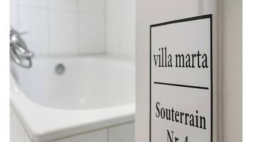 Dusche, HandtĂŒcher, Seife, Toilettenpapier