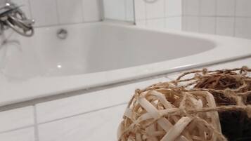 Dusche, HandtĂŒcher, Seife, Toilettenpapier