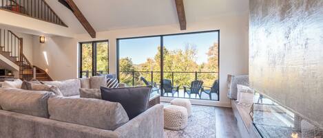 Una Smart TV, un reproductor estéreo