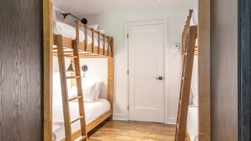 5 bedrooms, iron/ironing board, WiFi, bed sheets