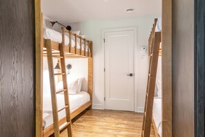 5 bedrooms, iron/ironing board, WiFi, bed sheets