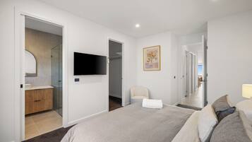 4 bedrooms, iron/ironing board, WiFi, bed sheets