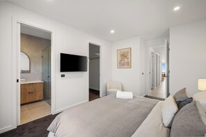 4 室のベッドルーム、アイロン / アイロン台、WiFi、ベッドシーツ