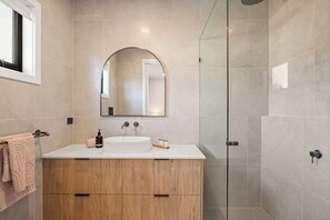 Dusche, Haartrockner, Handtücher, Seife