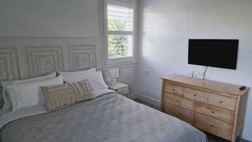 3 bedrooms, desk, free WiFi, bed sheets