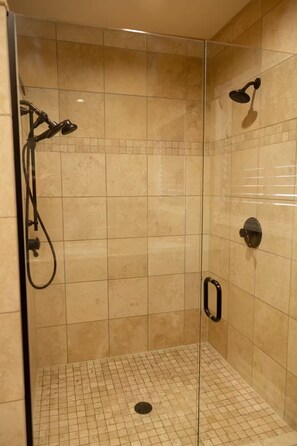 Dusche, Handtücher, Seife, Toilettenpapier
