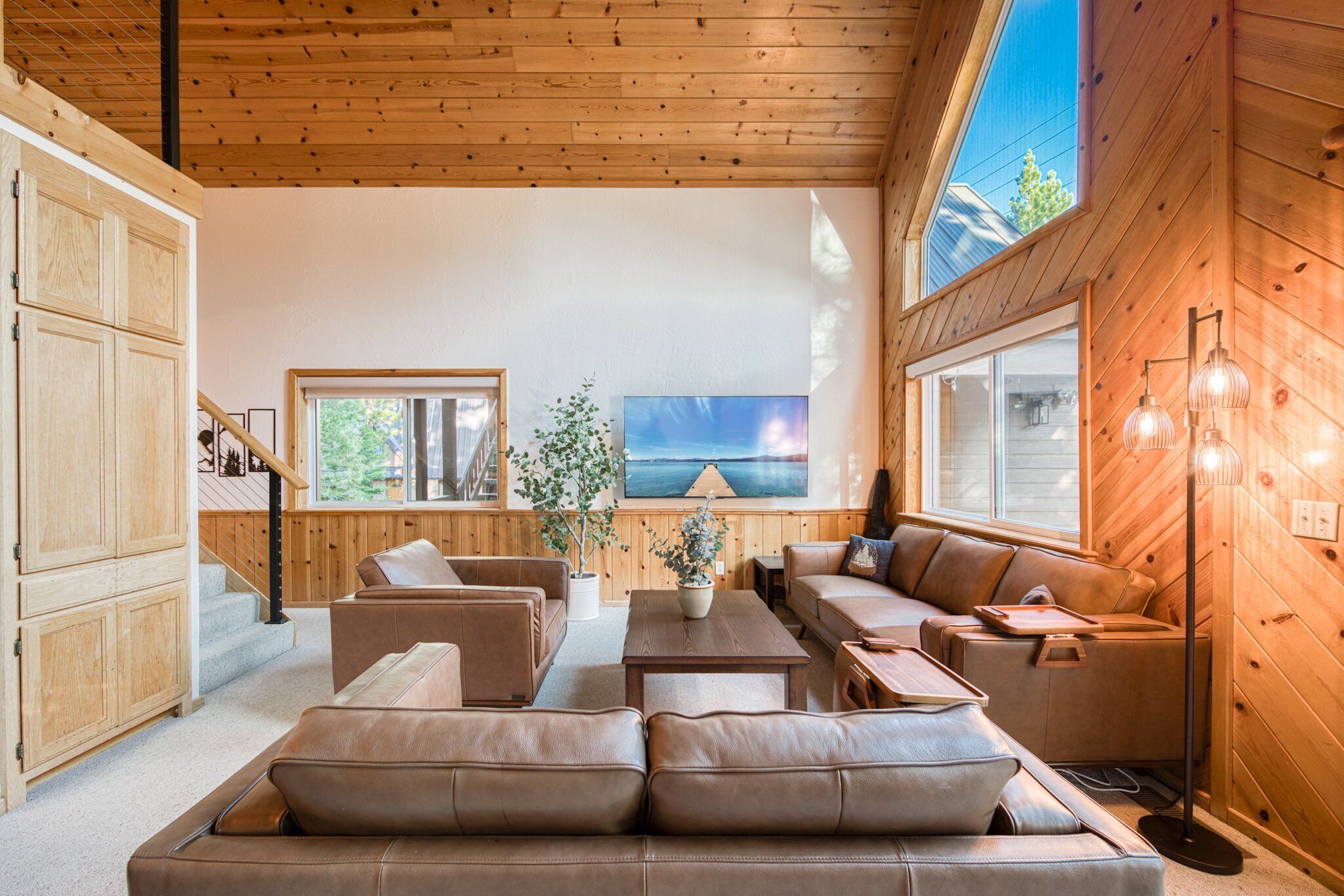 Een televisie, een open haard en een tafeltennistafel