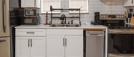 Mikrowelle, Herdplatte, Geschirrspüler