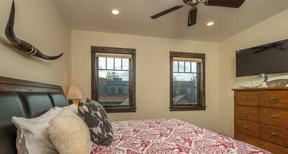 New! Hot Tub, Town Center, Air Conditioning! Western Luxe Delight!