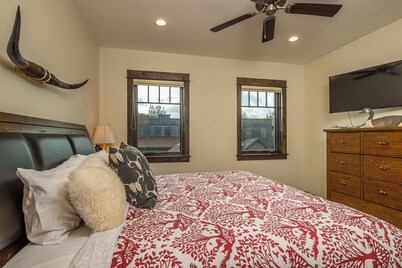 New! Hot Tub, Town Center, Air Conditioning! Western Luxe Delight!