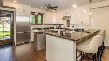 Køleskab, mikrobølgeovn, ovn, kogeplade