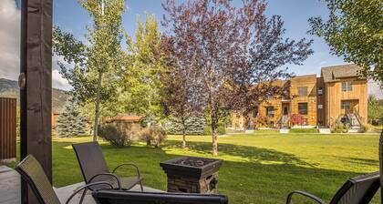 New! Hot Tub, Town Center, Air Conditioning! Western Luxe Delight!