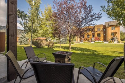 New! Hot Tub, Town Center, Air Conditioning! Western Luxe Delight!