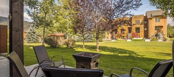 New! Hot Tub, Town Center, Air Conditioning! Western Luxe Delight!