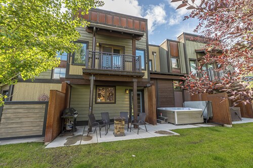 New! Hot Tub, Town Center, Air Conditioning! Western Luxe Delight!