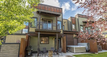 New! Hot Tub, Town Center, Air Conditioning! Western Luxe Delight!