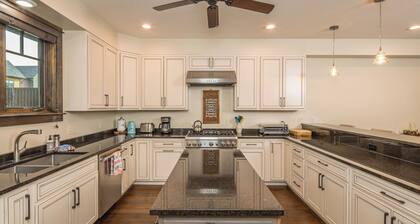 New! Hot Tub, Town Center, Air Conditioning! Western Luxe Delight!