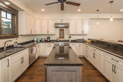 New! Hot Tub, Town Center, Air Conditioning! Western Luxe Delight!