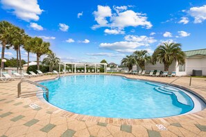 Una piscina al aire libre, una piscina climatizada