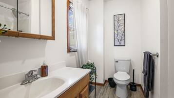 Asciugacapelli, asciugamani, sapone, shampoo