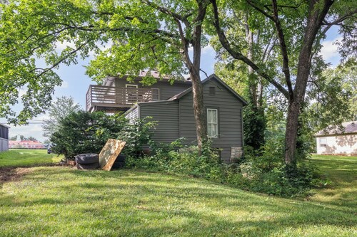 Leaf and Loft ~ Tranquil w/ Deck & Large Yard with Wi-Fi with Stunning View