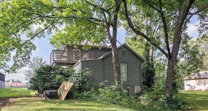 Leaf and Loft ~ Tranquil w/ Deck & Large Yard with Wi-Fi with Stunning View