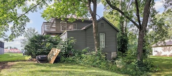 Leaf and Loft ~ Tranquil w/ Deck & Large Yard with Wi-Fi with Stunning View