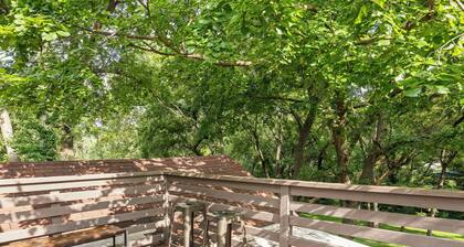 Leaf and Loft ~ Tranquil w/ Deck & Large Yard with Wi-Fi with Stunning View