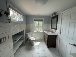 Een douche, een haardroger, handdoeken, zeep