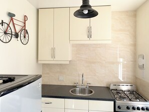 Microwave, stovetop - Hollywood Studio Apartment with AC - Central Area Steps to Avenue of The Stars (Los Angeles)