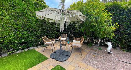 Hollywood Studio Apartment with AC - Central Area Steps to Avenue of The Stars