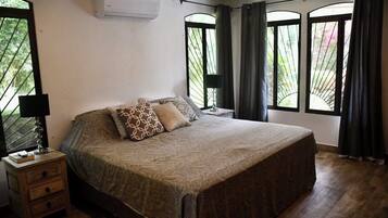 3 bedrooms, desk, iron/ironing board, free WiFi