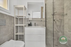 Een douche, een haardroger, handdoeken, zeep