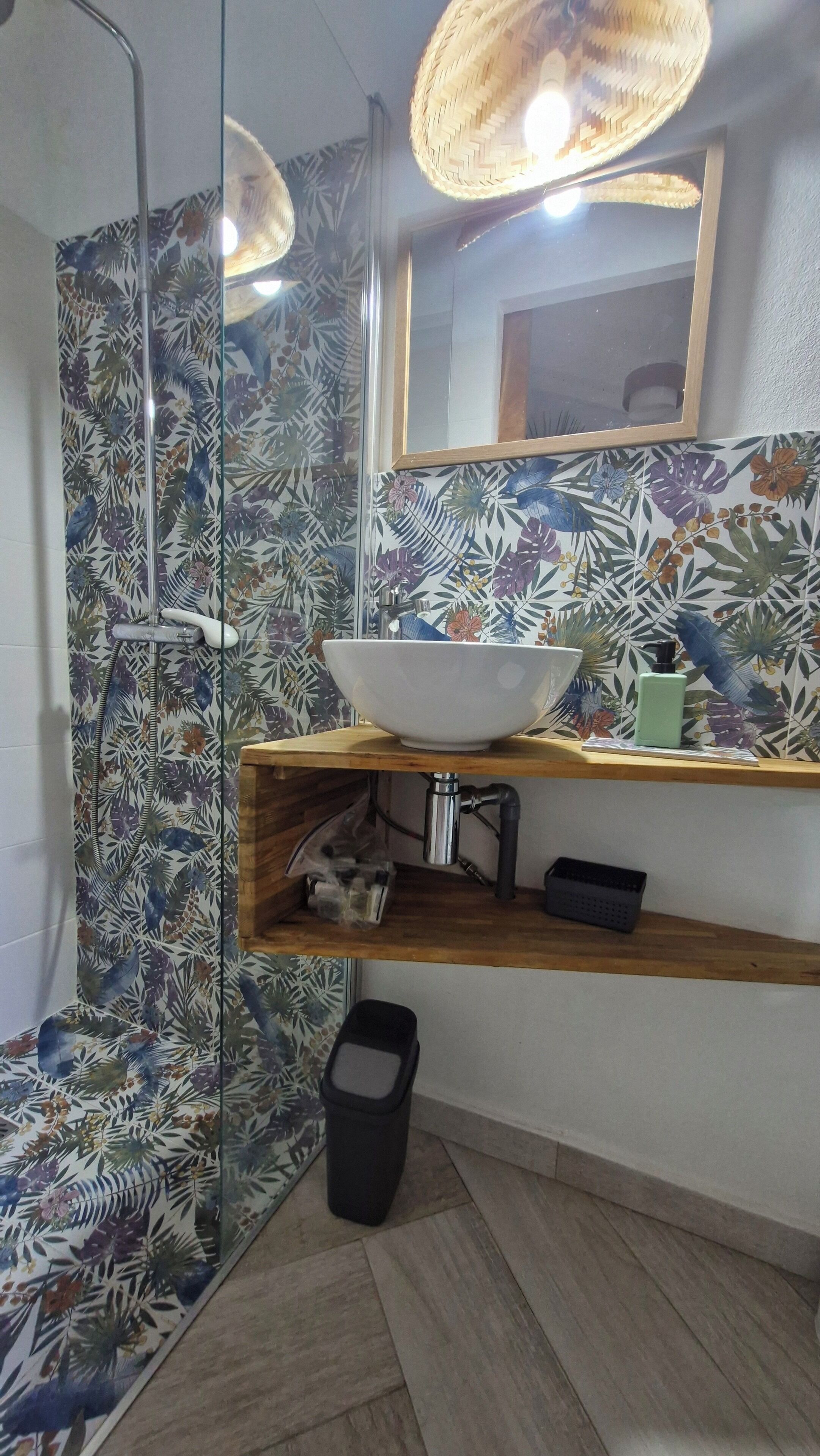 Asciugacapelli, asciugamani, sapone, carta igienica