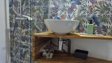 Secador de pelo, toallas, jabón, papel higiénico