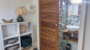 Secador de pelo, toallas, jabón, papel higiénico