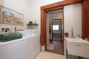 Ducha, secador de pelo, toallas y jabón