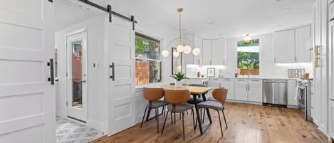 Jääkaappi, mikroaaltouuni, uuni, liesi