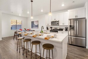 Fridge, microwave, oven, stovetop - 1618, Private Swim Spa, Hot Tub, Resort Pool (Washington)