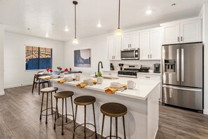 Jääkaappi, mikroaaltouuni, astianpesukone, kahvin-/teenkeitin